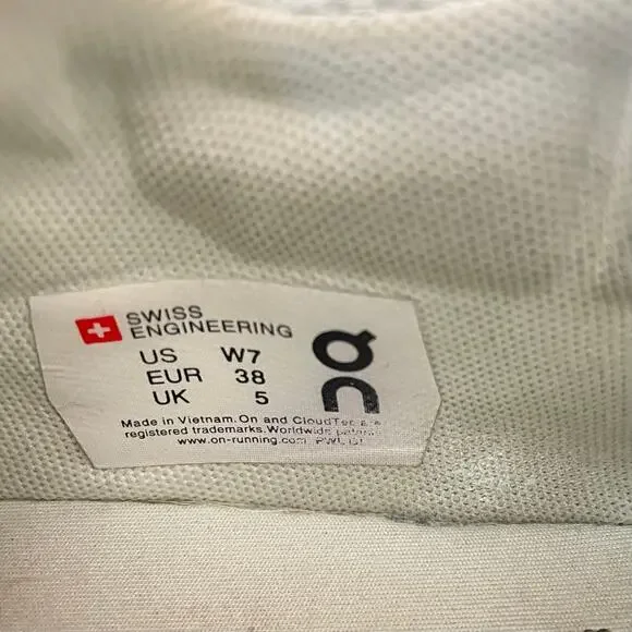 On Cloud Women's The Roger Advantage Size 7 White Faux Leather Cushioned Sneaker - Picture 9 of 10